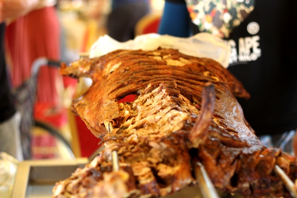 口味确实不错舌尖上的烤全羊,舌尖上的乡村草原特制烤全羊