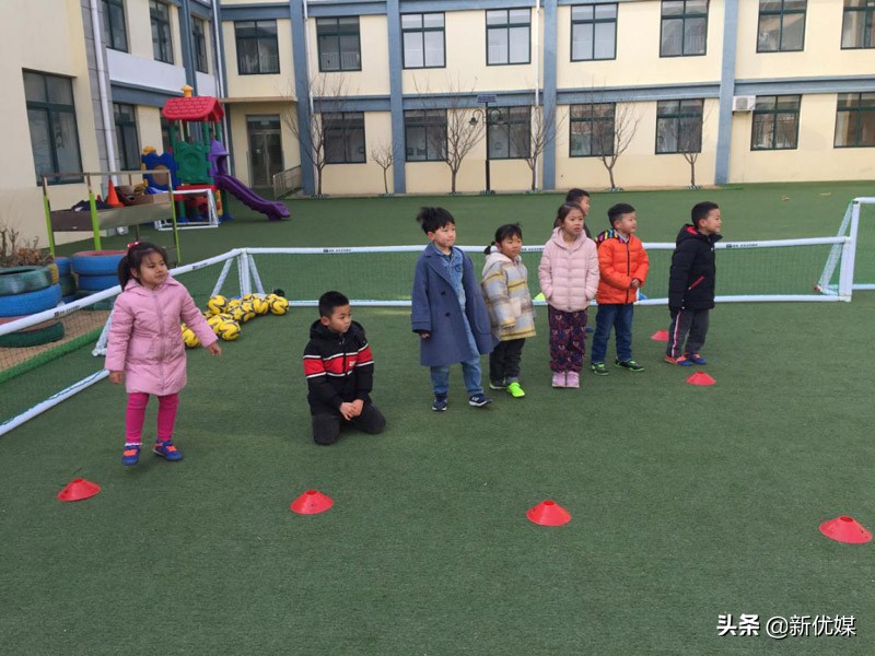 情暖寒冬关爱无限!莱西市幼儿足球教师零距离体验趣味足球公开课