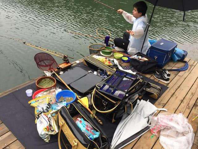 新手选择钓椅和钓箱哪个实用,到底是钓箱好还是钓椅好
