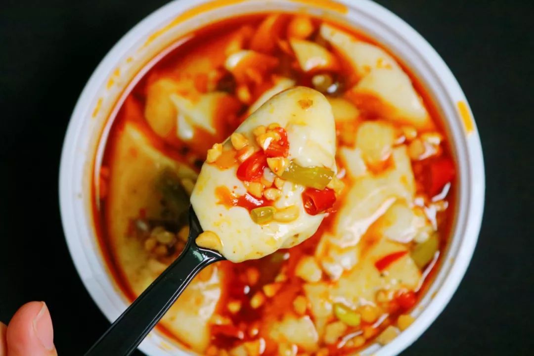 又小又偏!这碗藏在小巷深处的“魔鬼”豆花,我都舍不得曝光