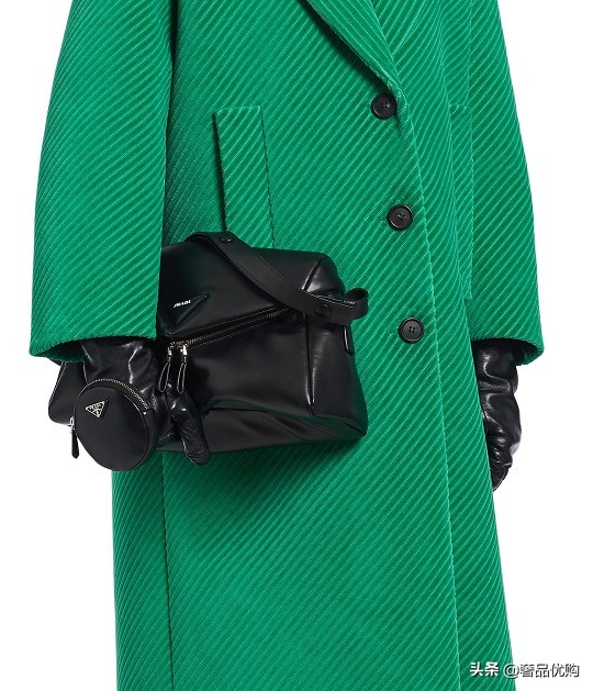 prada新款刺绣宽肩带,prada三角徽标外套