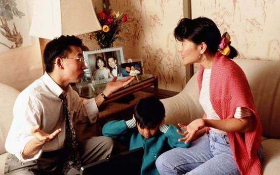 “推你一下怎么了”？熊孩子当街推孕妇，家长强势护犊子惹怒众人