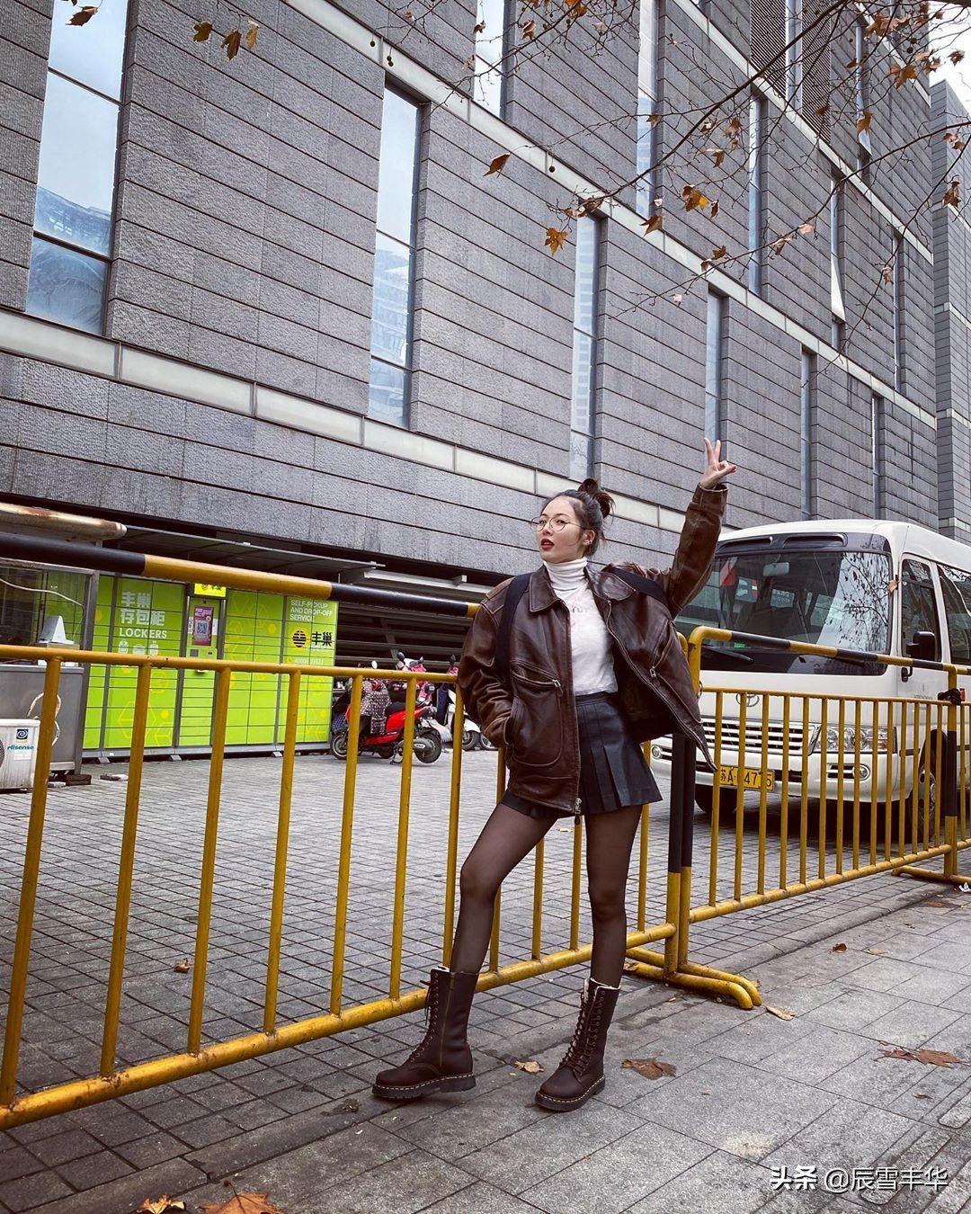 金泫雅穿亮片裙子,金泫雅露脐装短裙