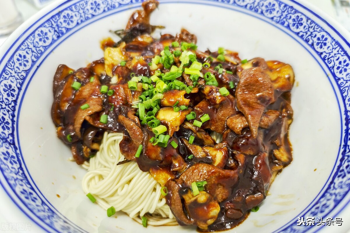 大姐开面馆一个月收入8万,陕西大姐靠手艺赚钱