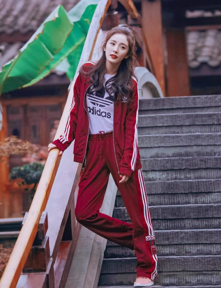 丝巾搭配西装裙子,小丝巾搭配西装外套的最新方法