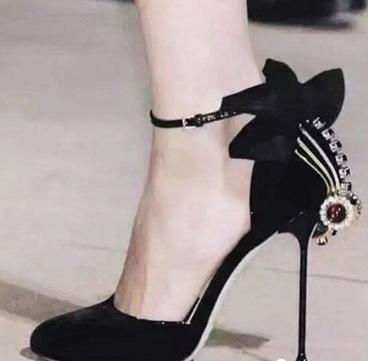 新鞋子磨脚真难受实用窍门变舒服,新买的鞋子磨脚后跟有什么妙招