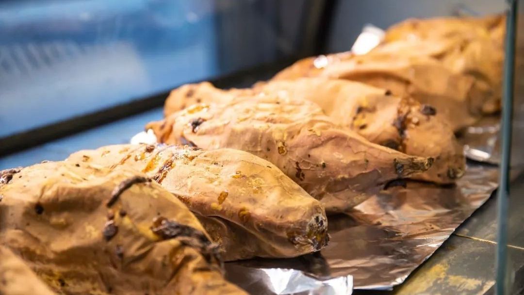 冬天的四大美食烤蜜薯糖炒栗子,冬日必吃烤红薯糖炒栗子奶茶