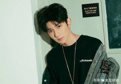 两边不留头发的刘海男士短发,刘海怎么剪轻薄男短发好看