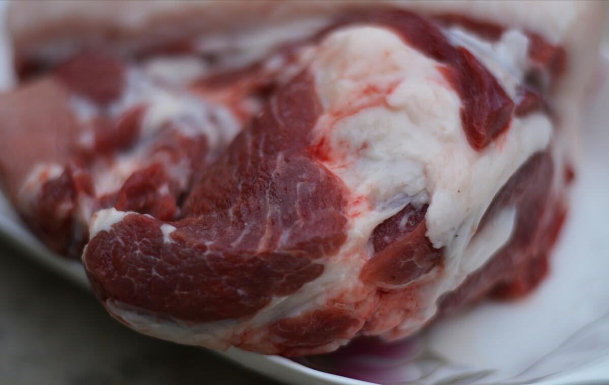 90后回村创业养生态跑山黑猪,退伍老兵回家养猪