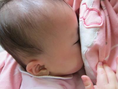 孩子喜欢“摸奶睡”，妈妈不忍拒绝会留隐患，身体界限要从小教