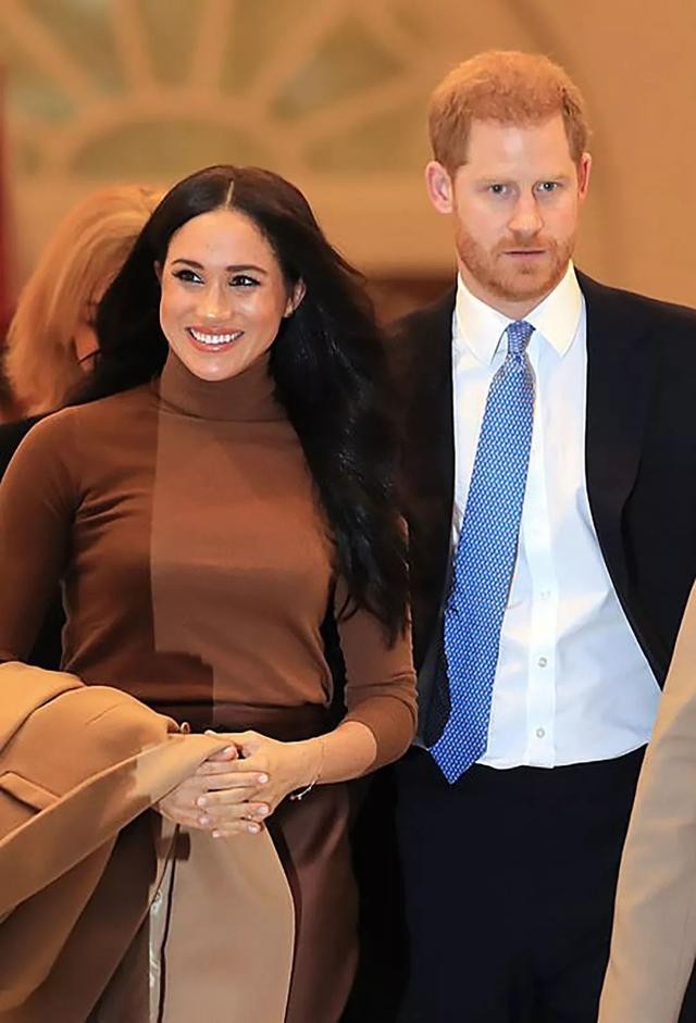 梅根回归王室后首次见女王,梅根出席王室活动不自信