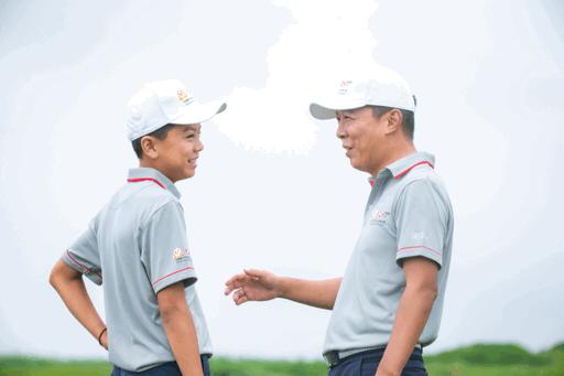 一起来战梁文冲空降2019亲子挑战赛总决赛强强对决燃爆雨中战场