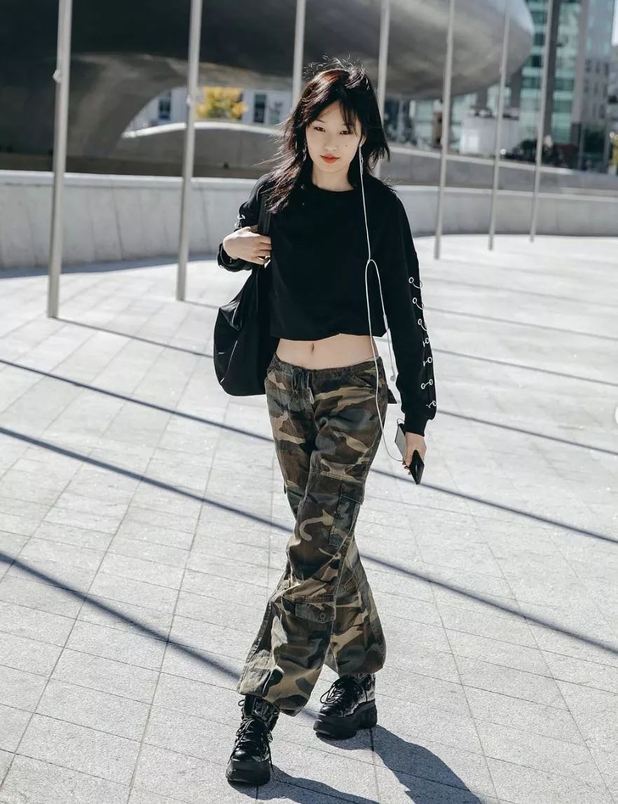 搭靴子穿的裙子秋冬款,裙子靴子秋冬搭配图