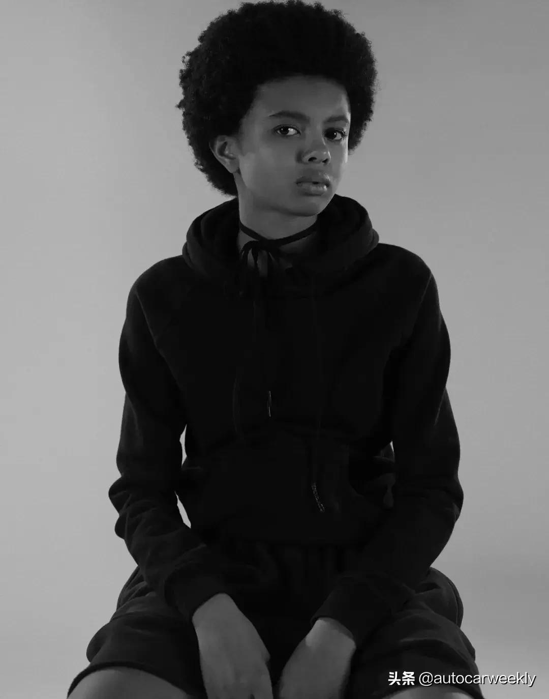 卫衣紧身怎么穿,卫衣装法