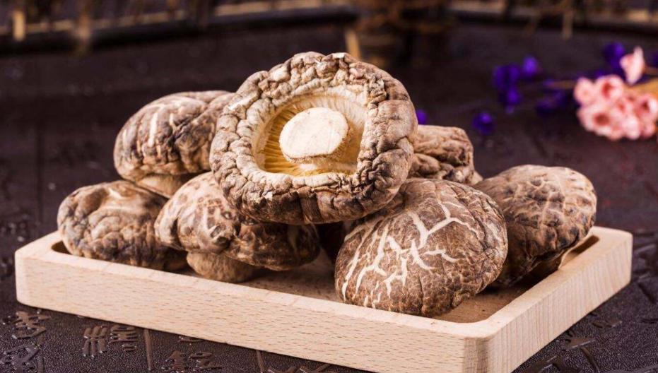 泡木耳只用清水泡等于吃虫卵,用淘米水洗木耳