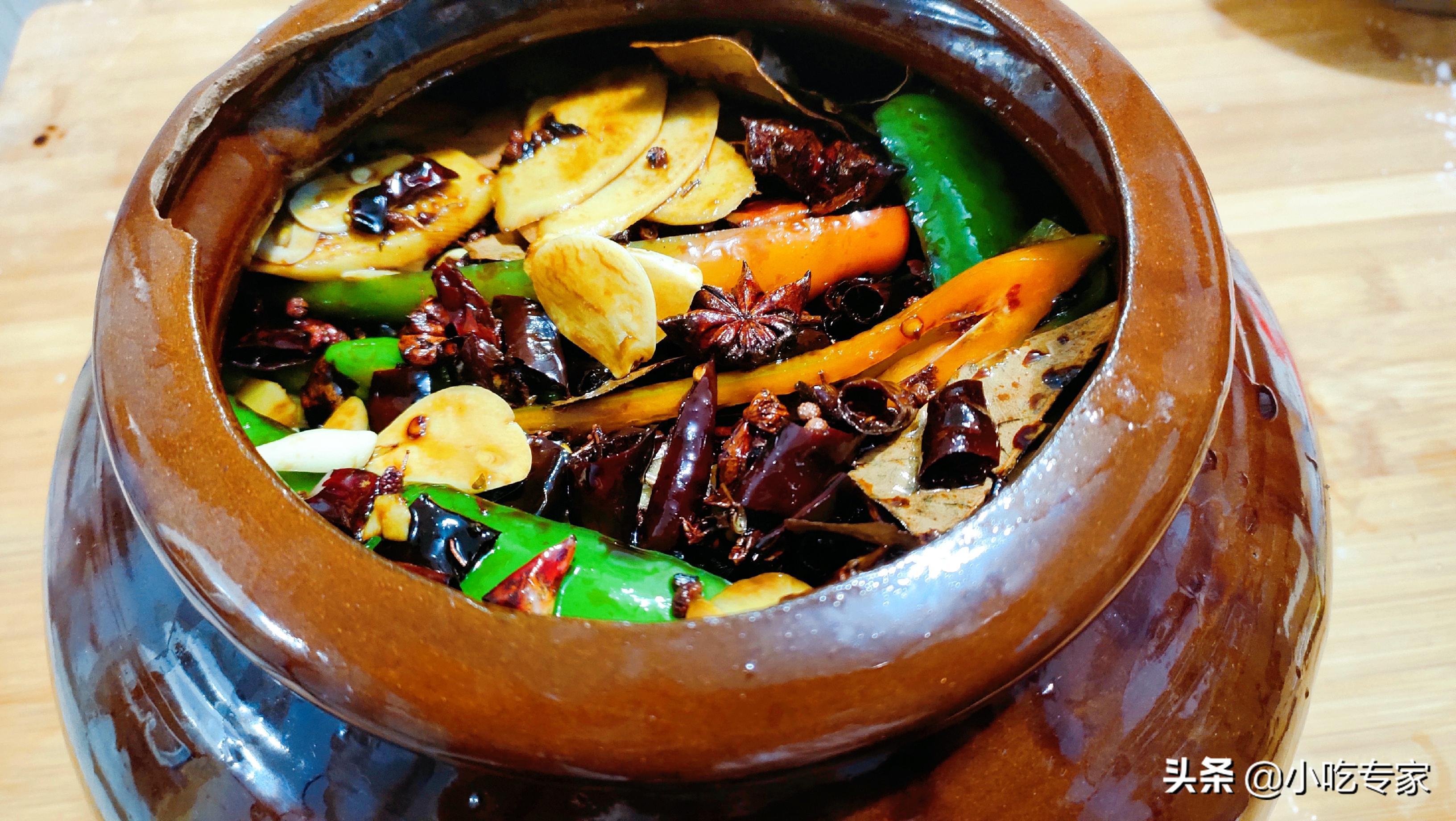 这才是辣椒的真正腌制方法,河南传统腌制韭菜芹菜辣椒怎么腌