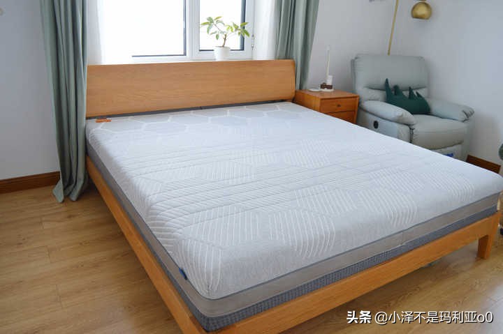 躺平青年的睡眠好物！8H黑金刚大口径独立弹簧乳胶床垫深度体验