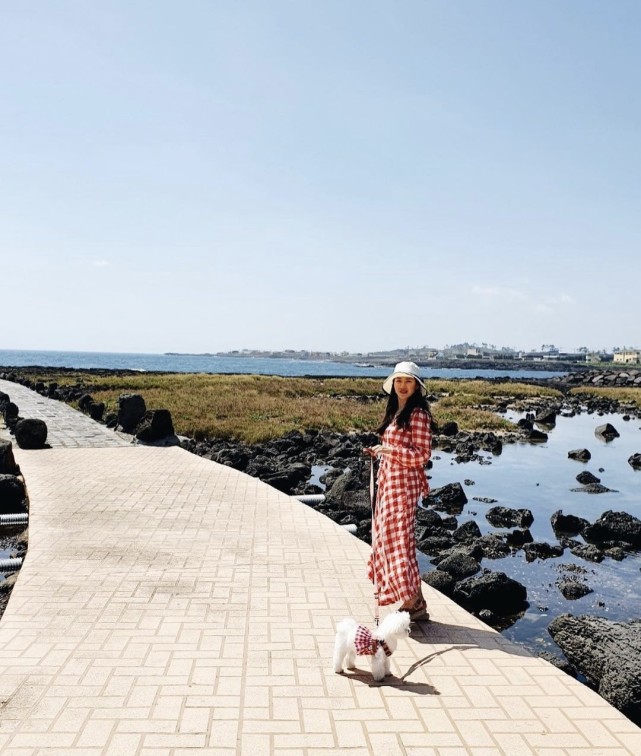 孙艺珍金色吊带裙,孙艺珍穿金色裙