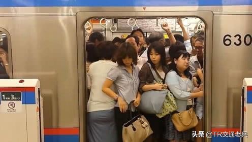 日本轨道交通如此发达，为何进地铁主要靠推？女生说尴尬