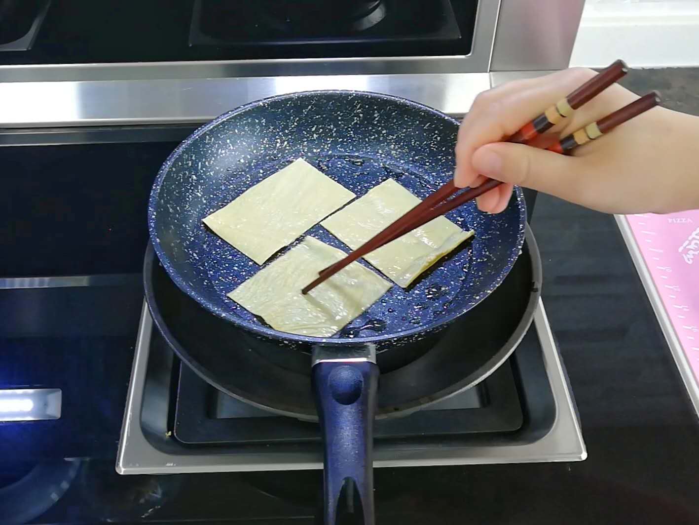 怎么自己在家做辣条又健康又好吃,在家自己做辣条口感筋道香辣美味