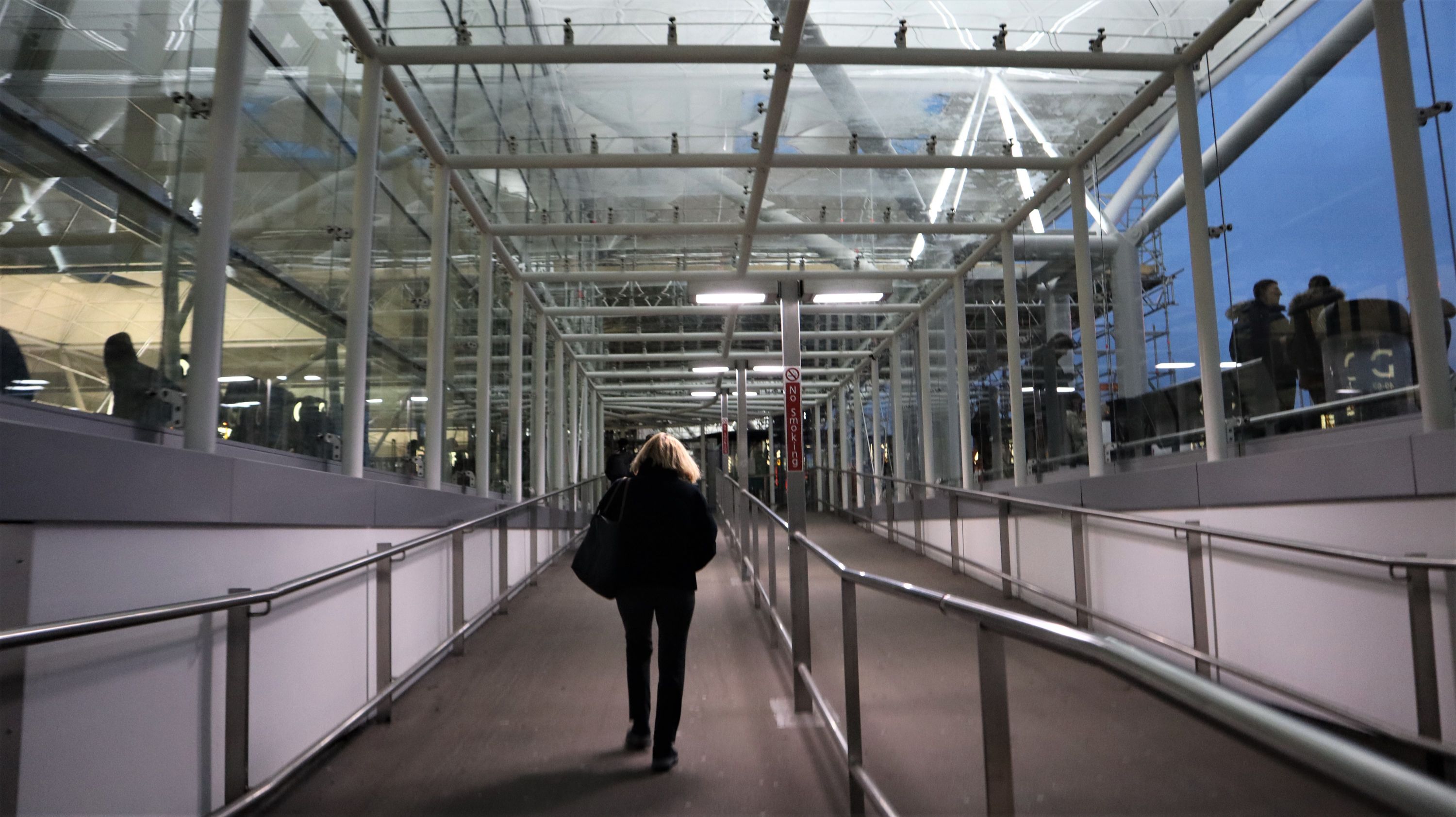 票价100块的欧洲超短线！座椅比国内廉航还窄，坐几分钟都受不了