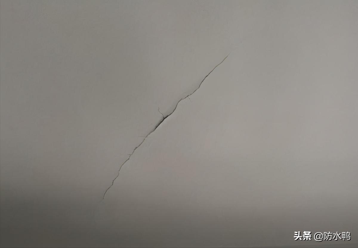 天花板开裂怎么注明质量问题,天花板水泥裂缝漏水如何补救
