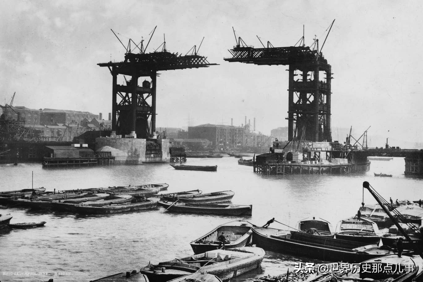 英国伦敦塔桥是如何建成的？来看1894年珍贵老照片，令人惊叹