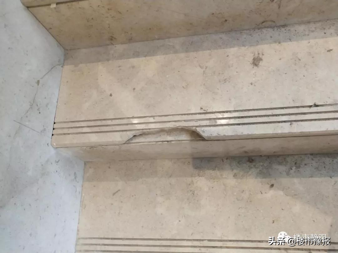 郑州这家开发商的“马桶窗”火了！多位市民拍照吐槽