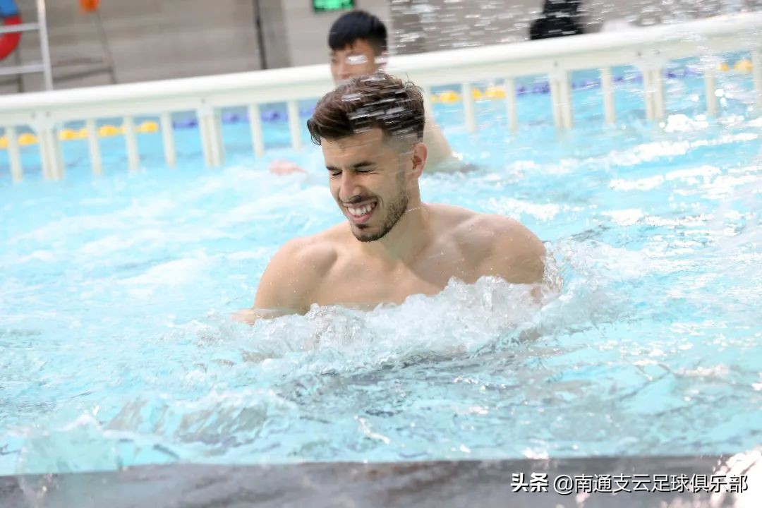 云动态|*男猛**戏水，狼兵泳池放松训练，快来围观