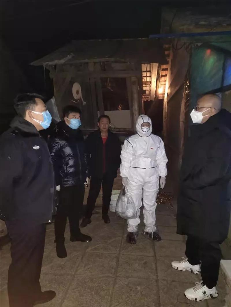 一面面鲜红的党旗筑牢疫情防控,筑牢战疫堡垒防疫一线党旗别样红