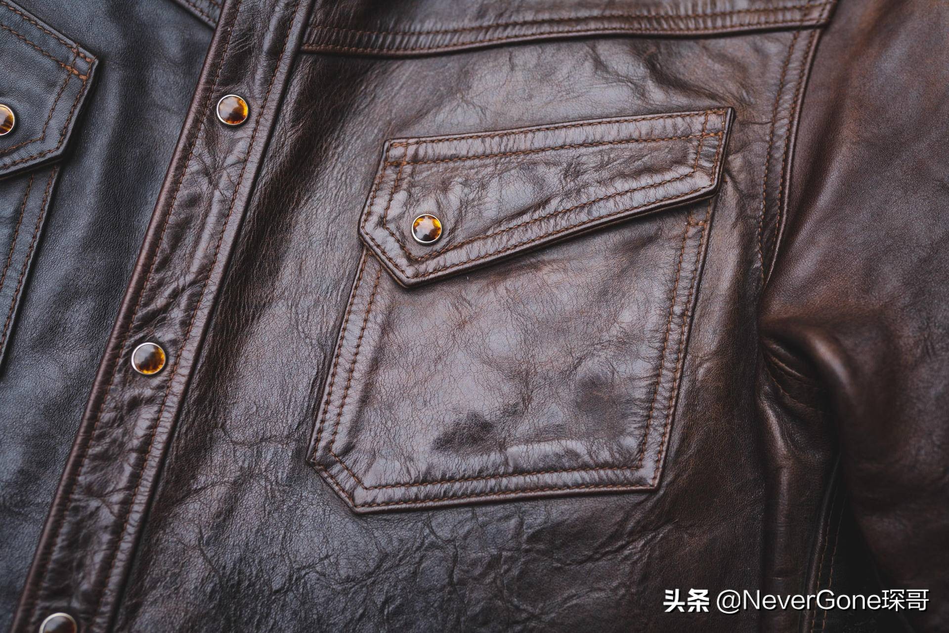 一件灰衬衫,一件美特斯邦威衬衫