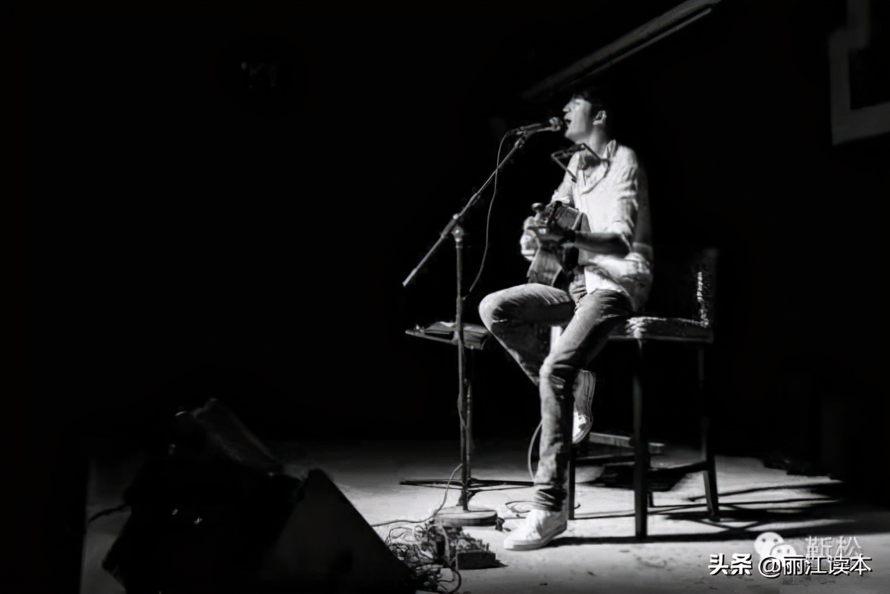 他被称为民谣诗人，连续七年在全国巡演，却少有人知道他来自丽江