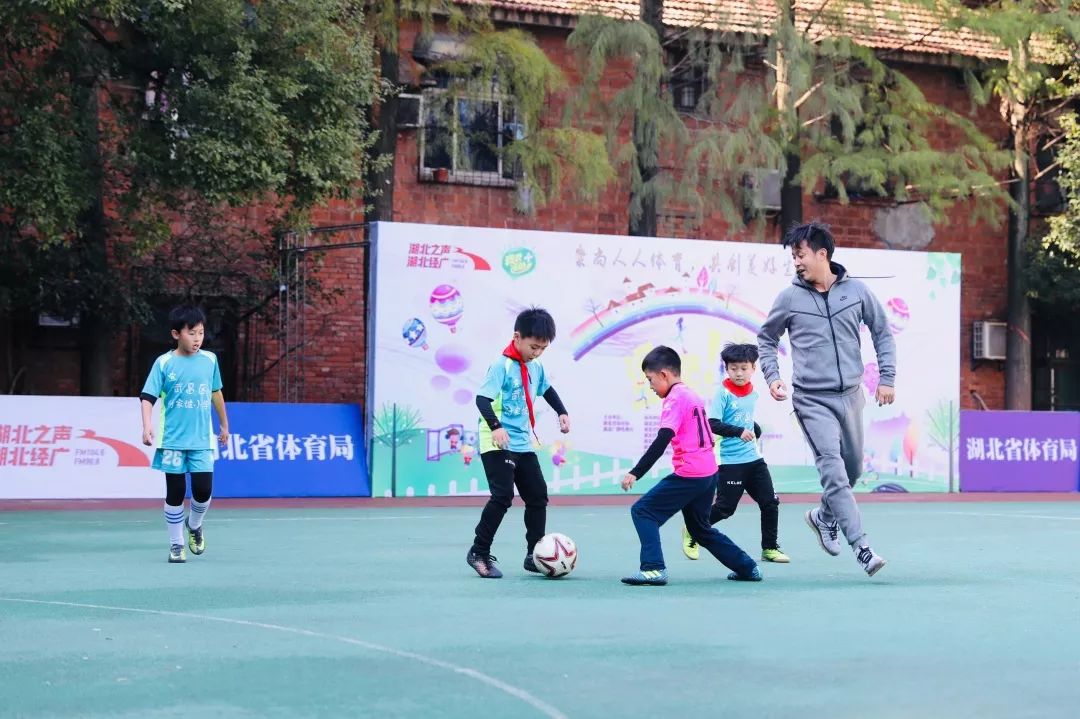 鄂老甲A走进傅家坡小学足球少年与前亚洲第一高中锋切磋球技