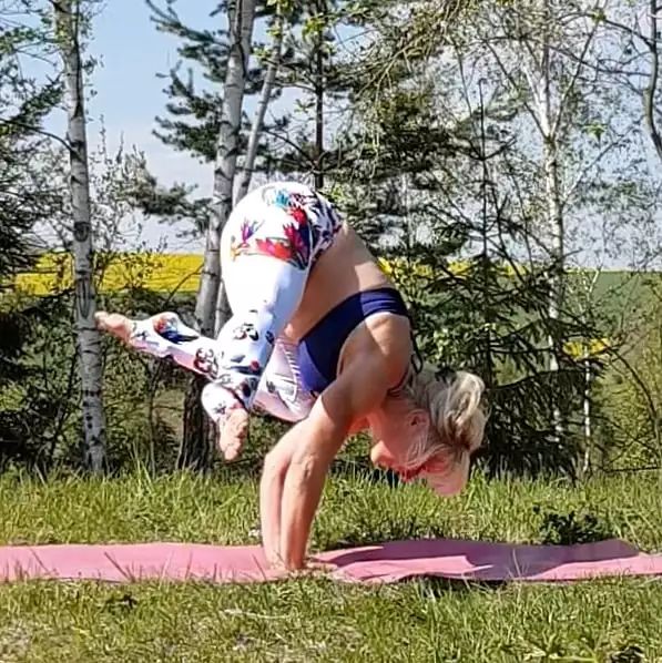 赵雅芝黑色裙穿搭,赵雅芝黑色大衣内搭