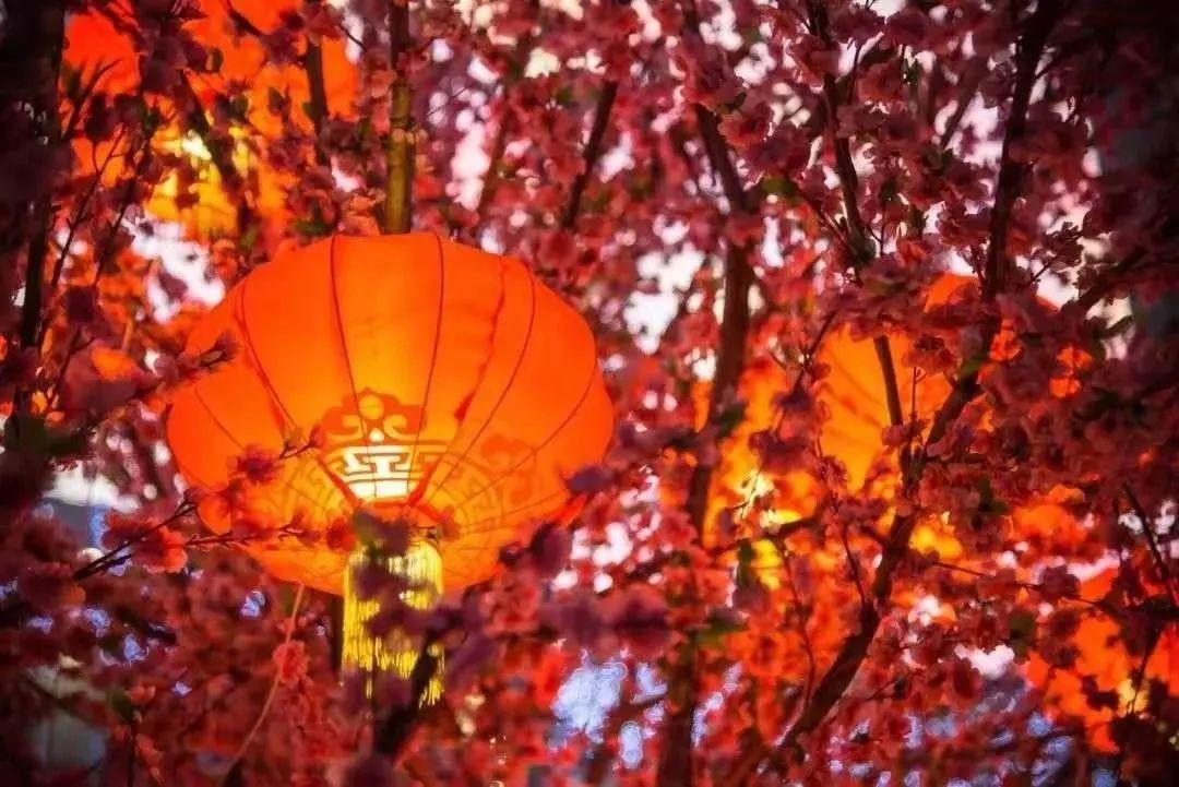 千家窗户千盏灯，万家灯火万家情！祝愿阖家团圆，喜气洋洋！