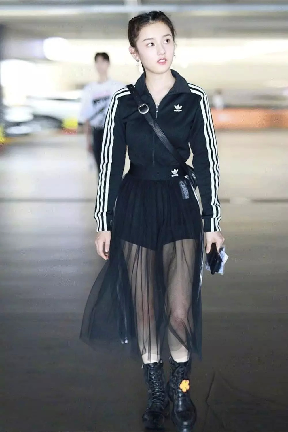 一点也不热,酷妹的马丁靴里都有空调