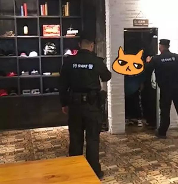 安徽一商场内女子当众半裸试穿拒不付款惊动特警