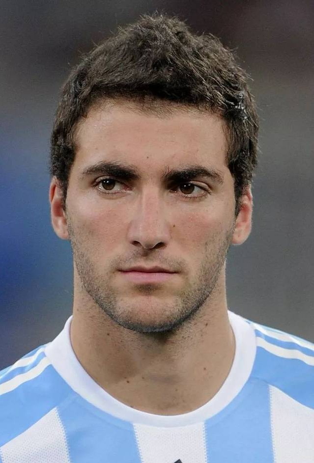 伊瓜因为什么总丢单刀,曾经球场追风少年已变成油腻大叔