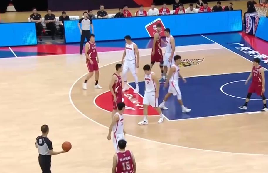 一波11-3逼停对手！赵睿挨吴前一肘，18岁新星“补脚”引球迷调侃