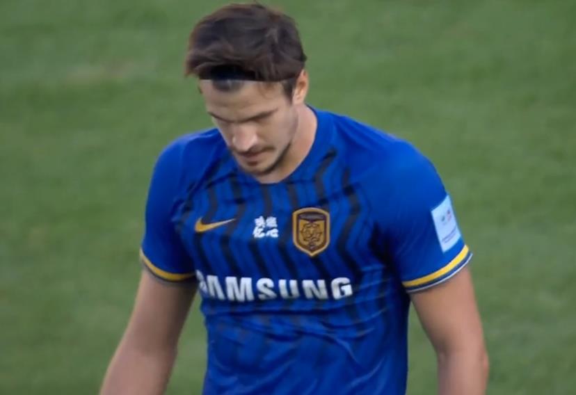 足协杯爆发冲突!深足大将肘击对手,两黄变一红被罚下+导致丢球