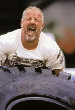 70岁老头把30岁按在地上摩擦，这就是肌肉的魅力​