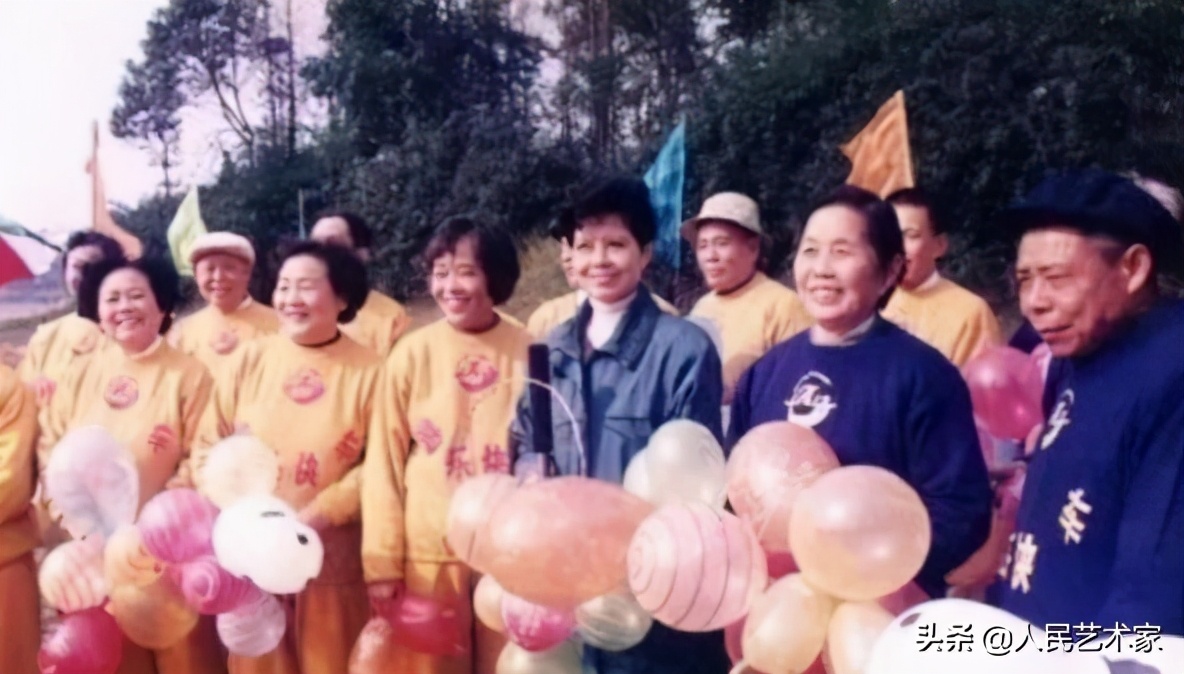 她是中国第一位电视播音员，师从开国大典播音员，发掘赵忠祥，指导敬一丹，是白岩松心中让央视变柔软的存在