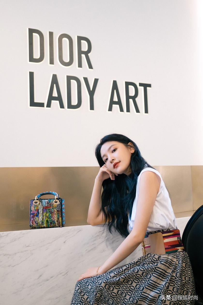 究竟是什么神仙合作款,让卢靖姗和章若楠不断为它打Call?