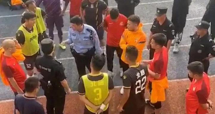 这是有多大的仇,名哨金京元被殴打