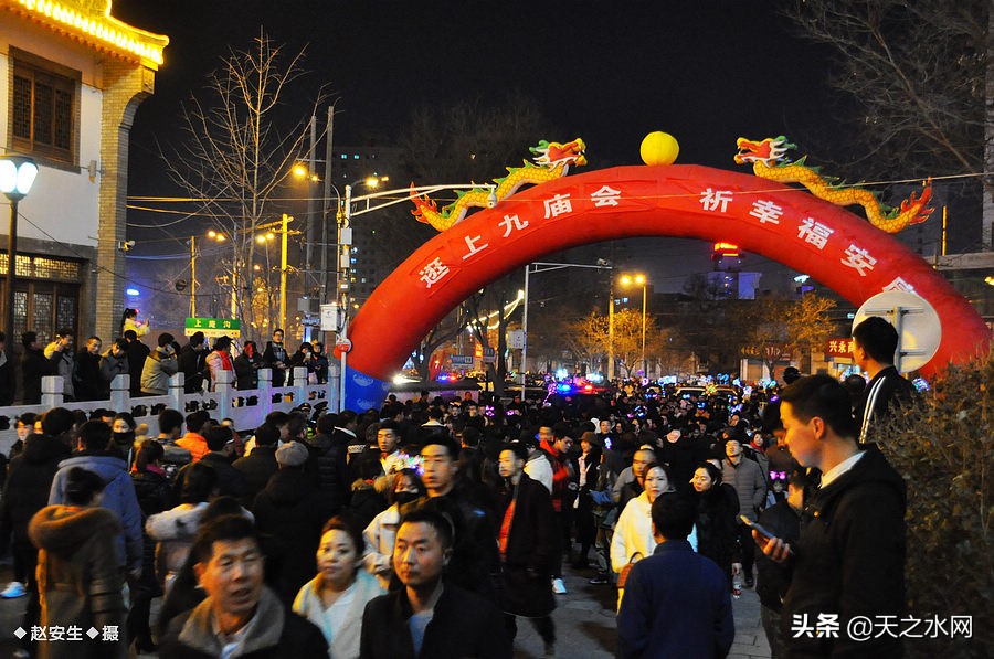 甘肃天水数万民众“上九朝观”祈福纳祥争烧头柱香！（组图）