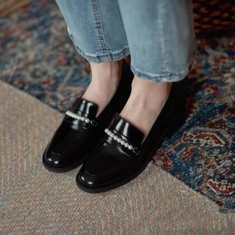 2021春夏的王炸款式，当属这款“乐福鞋”，真的很百搭