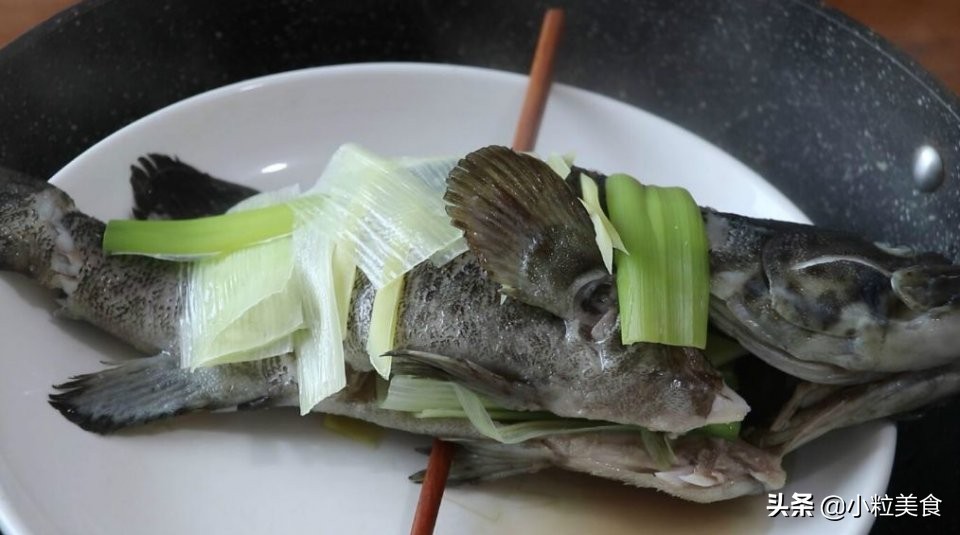 家宴上简单美味的清蒸石斑鱼,青石斑鱼除了清蒸还能怎么做