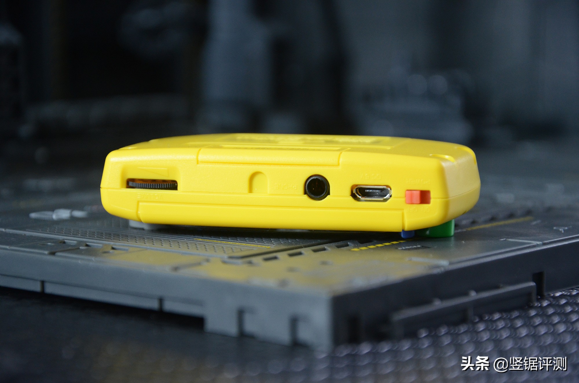 日本“迷你掌机”评测：屏幕仅1.15英寸大小，确定不是钥匙扣