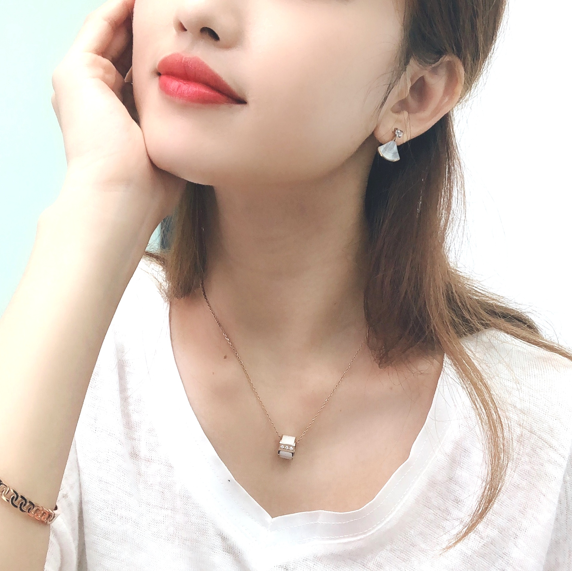 脖子粗戴什么颈链显瘦女,脖子粗夏天戴什么项链百搭