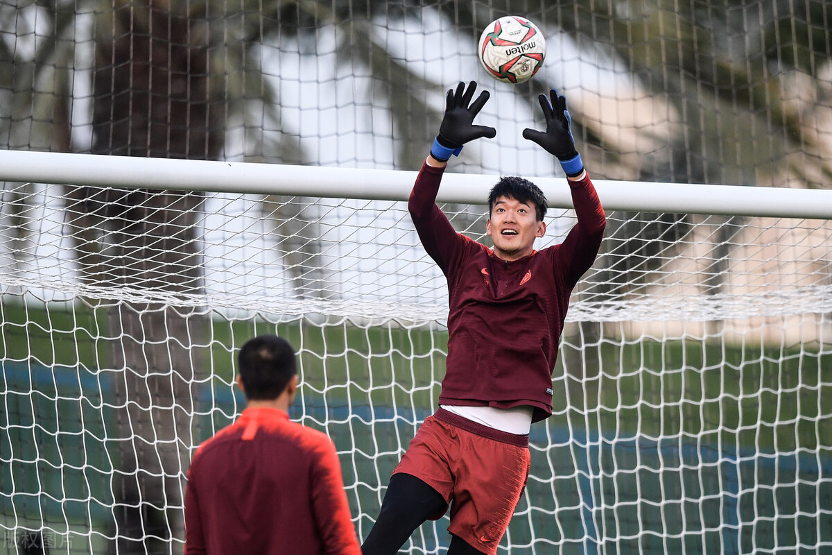 国足集结备战12强赛，集训大名单引争议？理性解读名单与阵容